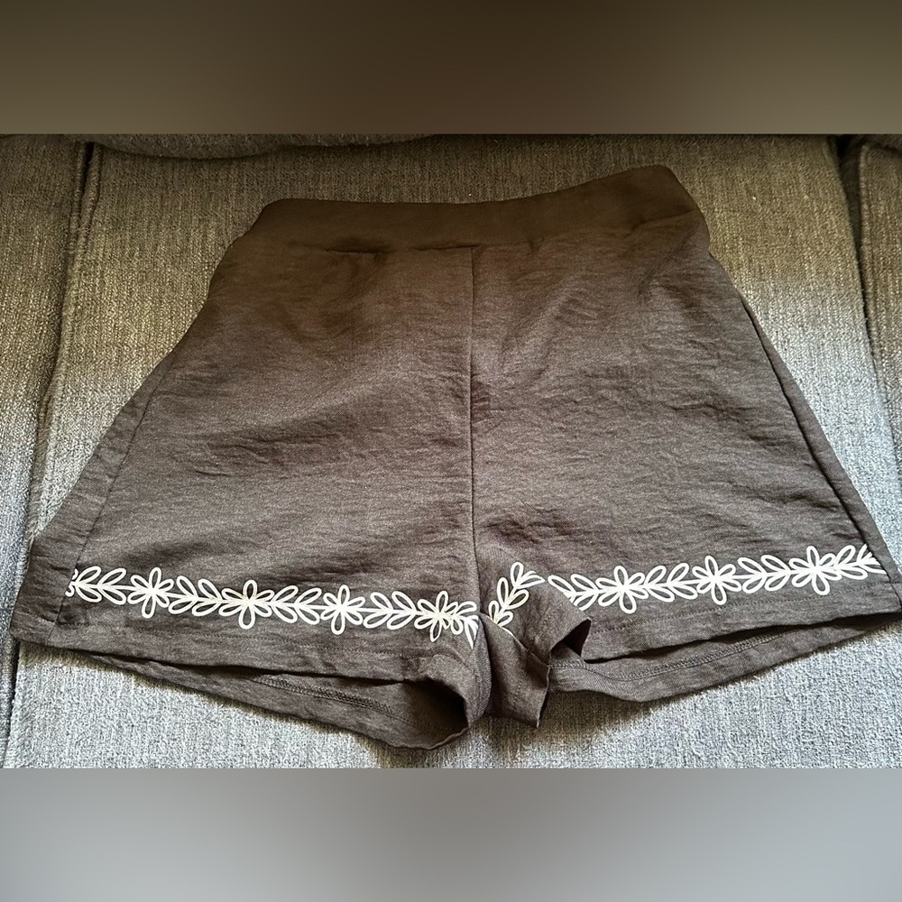 SHEIN size MEDIUM, BLACK Shorts with WHITe Floral Trim
